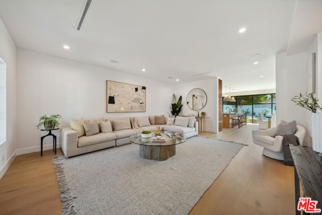 4949 Sancola Avenue, Toluca Lake CA: https://media.crmls.org/mediaz/c0e99d8b-3c33-4a74-98d7-6e053e5bec9d.jpg