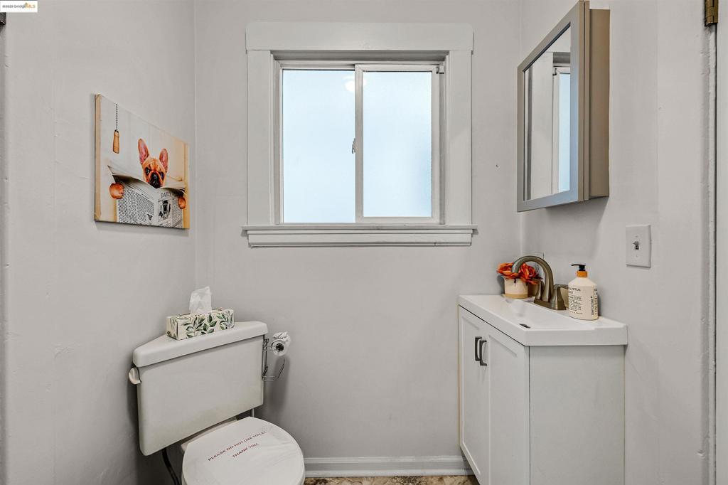 https://media.crmls.org/mediaz/c0ea0b9a-7a59-4e48-a985-f9ec042db00e.jpg?preset=X-Large