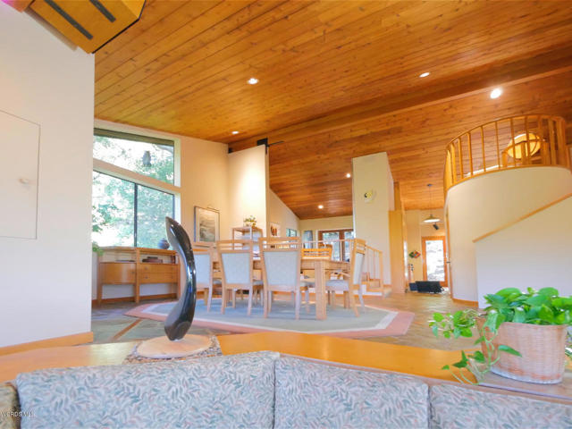 2442 Valley Meadow Drive, Oak View CA: https://media.crmls.org/mediaz/c0ea230b-60f9-44ba-9caf-a193636f6bea.jpg