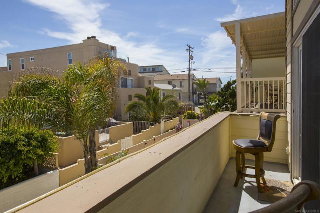728 Jamaica Ct, San Diego CA: https://media.crmls.org/mediaz/c0ea5555-b097-4b16-be96-81afbb1273cf.jpg