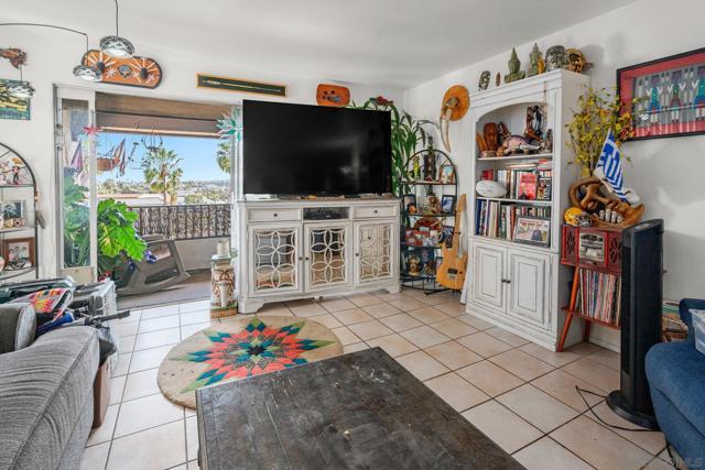 2540 Clairemont Dr, San Diego CA: https://media.crmls.org/mediaz/c0ea685f-41c9-44d4-af0e-3cea2c8d2891.jpg