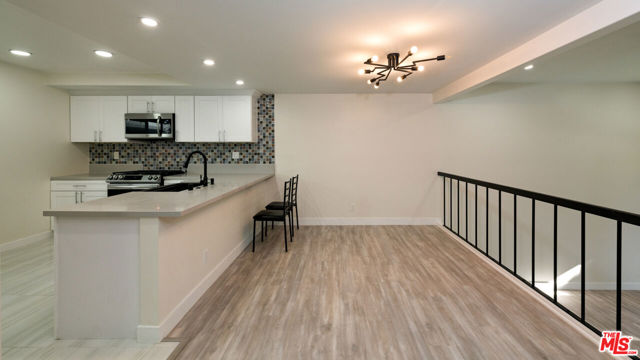 13206 Admiral Avenue, Marina del Rey CA: https://media.crmls.org/mediaz/c0ea922a-72fe-43ba-b01a-fcbc5e50b199.jpg