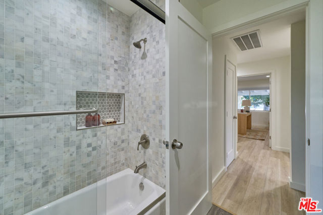 4211 W Woodland Avenue, Burbank CA: https://media.crmls.org/mediaz/c0eaa85d-6fa3-40e1-b823-e8841552a2ce.jpg