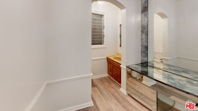 525 N Rexford Drive, Beverly Hills CA: https://media.crmls.org/mediaz/c0eaa89f-e7ad-4912-bd25-53361b213445.jpg