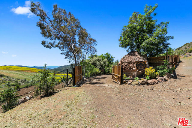 12470 Yerba Buena Road, Malibu CA: https://media.crmls.org/mediaz/c0eaebd7-9bda-4618-81e7-ebc99cb83331.jpg