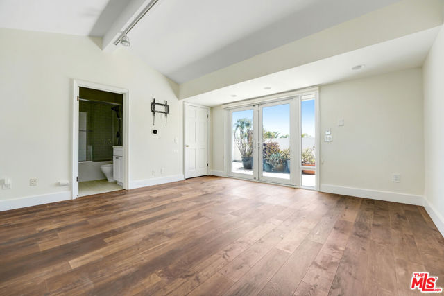 12320 Ridge Circle, Los Angeles CA: https://media.crmls.org/mediaz/c0eb18c2-a6db-441d-8267-e75e9d4bbeb6.jpg