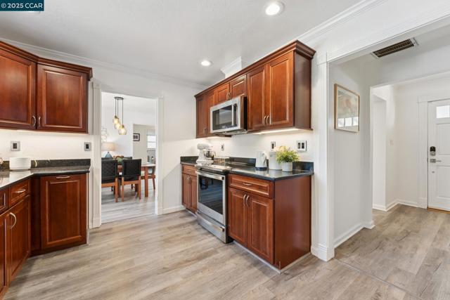 347 Valley View Rd, Pleasant Hill CA: https://media.crmls.org/mediaz/c0eb2eca-1e65-4189-8af6-2d5e32afb8b6.jpg