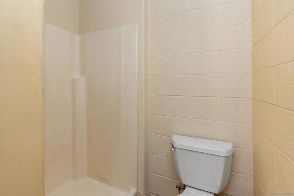 https://media.crmls.org/mediaz/c0eb5d80-0f1e-4bc1-9dc1-2c5368a0d79a.jpg?preset=X-Large