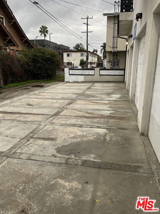 https://media.crmls.org/mediaz/c0eb9d13-cf26-4cd3-a6ec-d9f57c7881c0.jpg?preset=X-Large