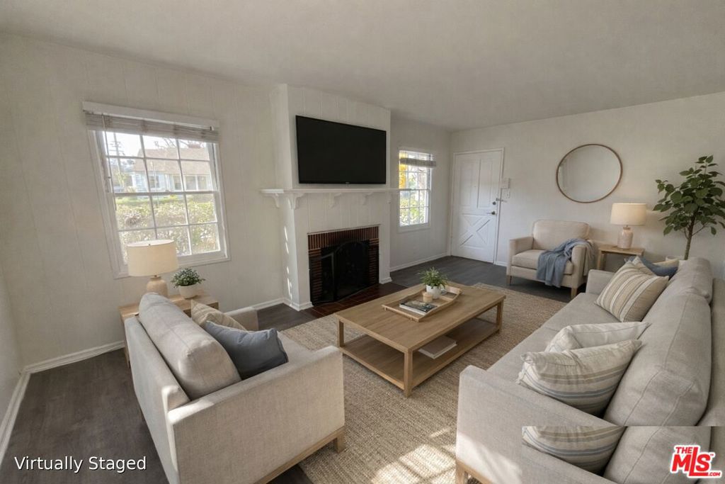 15061 Moorpark Street