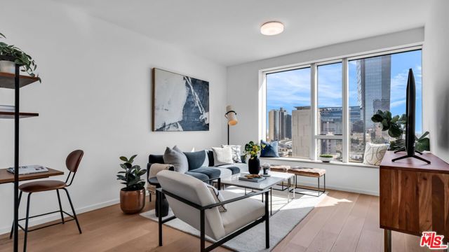 889 Francisco Street, Los Angeles CA: https://media.crmls.org/mediaz/c0ecb00b-be0c-42f0-9728-67254599e196.jpg