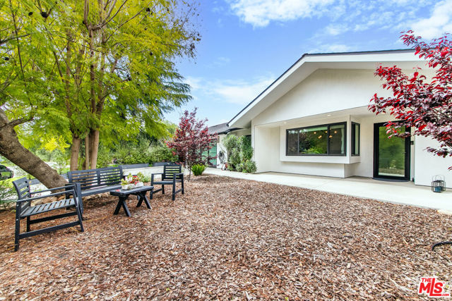 1865 El Monte Drive, Thousand Oaks CA: https://media.crmls.org/mediaz/c0ece1f8-e8f4-4c00-9026-e43175da120a.jpg