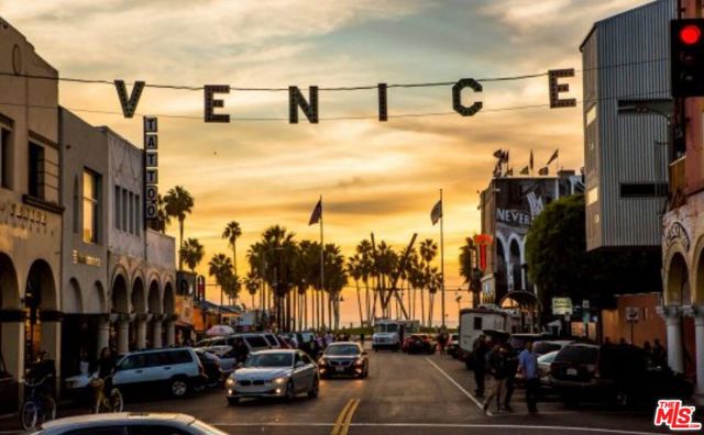 58 Paloma Avenue, Venice CA: https://media.crmls.org/mediaz/c0ee0a5b-cdb3-413d-971d-008d713fe6a5.jpg