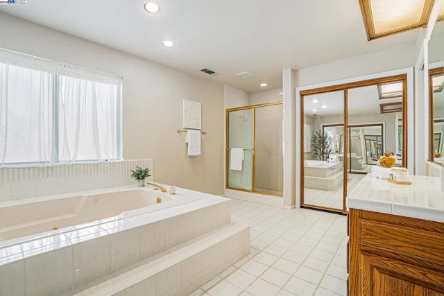 4325 Monterey ct, Discovery Bay CA: https://media.crmls.org/mediaz/c0ee0d17-32b7-49e7-8631-08ffb6914460.jpg
