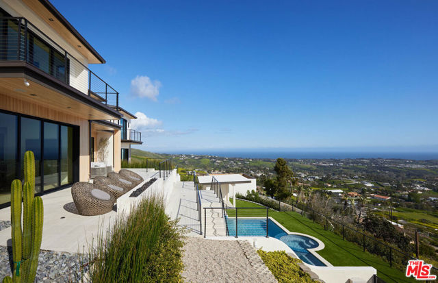 5366 Horizon Drive, Malibu CA: https://media.crmls.org/mediaz/c0f0287e-09a1-4757-aab9-d30b21a7523a.jpg