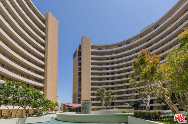 4337 Marina City Drive, Marina del Rey CA: https://media.crmls.org/mediaz/c0f05afb-9e6f-4a1a-83e7-eb37e0ff89cd.jpg
