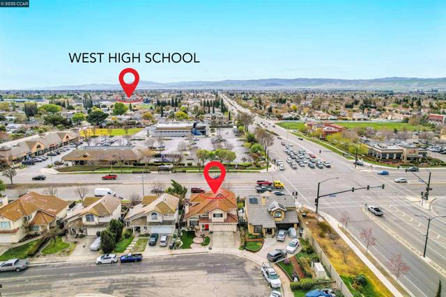 1974 Paradise Valley Ct, Tracy CA: https://media.crmls.org/mediaz/c0f06a0b-bc86-4785-923e-cad3bc4db2a8.jpg