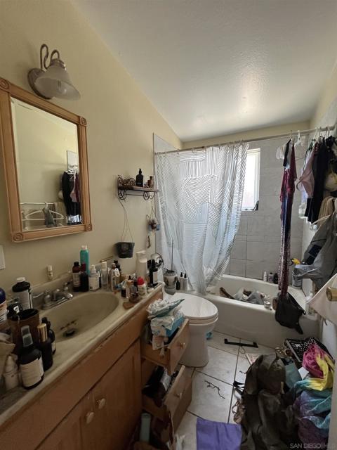 5284 Winthrop St, San Diego CA: https://media.crmls.org/mediaz/c0f0d576-c427-44dc-8a0f-f11ad06581d4.jpg