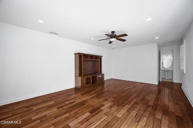 2079 Legacy Drive, Simi Valley CA: https://media.crmls.org/mediaz/c0f28aeb-279f-4903-8f13-a72c1dbe0182.jpg