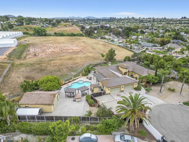 1508 Sequoia Lane, Vista CA: https://media.crmls.org/mediaz/c0f2ccd7-2b15-466b-8bfb-140d3519dfa4.jpg
