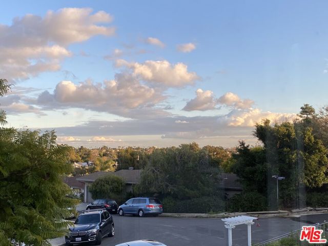 857 Castac Place, Pacific Palisades CA: https://media.crmls.org/mediaz/c0f42f80-e251-480d-a277-b90f4fa3e0dd.jpg