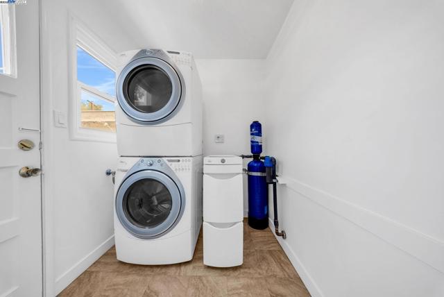 205 Julius St, San Leandro CA: https://media.crmls.org/mediaz/c0f4bd66-7988-4390-9cf7-72476d75fc51.jpg