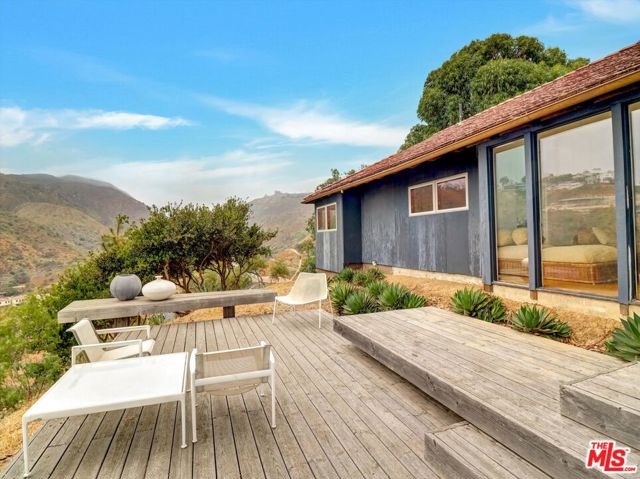 16959 Dulce Ynez Lane, Pacific Palisades CA: https://media.crmls.org/mediaz/c0f4d07b-7d98-4959-b02b-aa8bec065dc9.jpg
