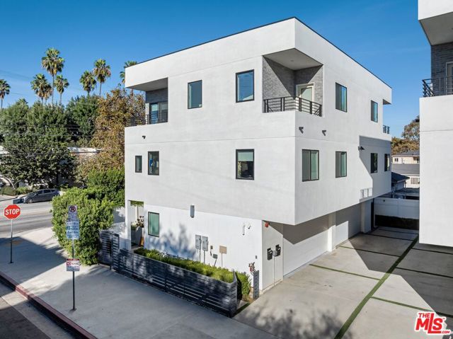 13822 Oxnard Street photo 8