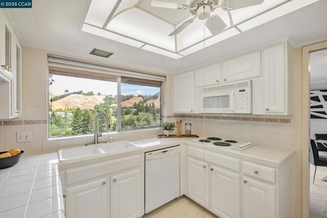 4021 Terra Granada Dr, Walnut Creek CA: https://media.crmls.org/mediaz/c0f56d49-32aa-411e-a051-302bf65f6af8.jpg