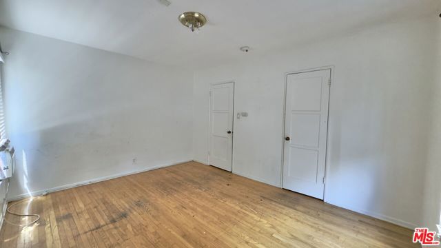 5121 W 20th Street, Los Angeles CA: https://media.crmls.org/mediaz/c0f7253a-56bc-4e4b-9a18-ce84e313c839.jpg