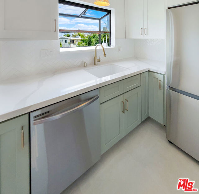2909 10th Street, Santa Monica CA: https://media.crmls.org/mediaz/c0f7658a-124a-4340-af76-ac510b757e53.jpg