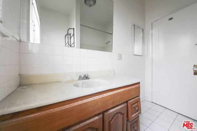 224 S Gale Drive, Beverly Hills CA: https://media.crmls.org/mediaz/c0f7ea8c-ba2c-4b19-be90-2e537468fb6d.jpg