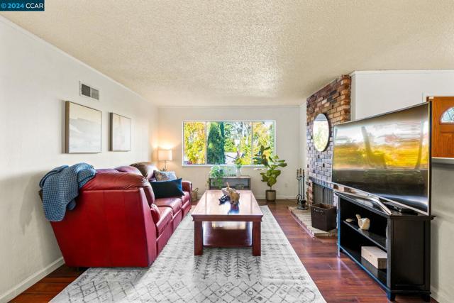 Image 4 of 40 For 11 Greyfell Pl