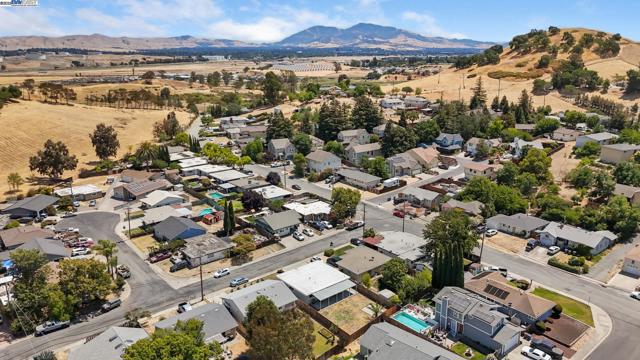 4260 Irene Drive, Martinez CA: https://media.crmls.org/mediaz/c0f8768c-07f2-4de0-8040-c21eb40aad8f.jpg
