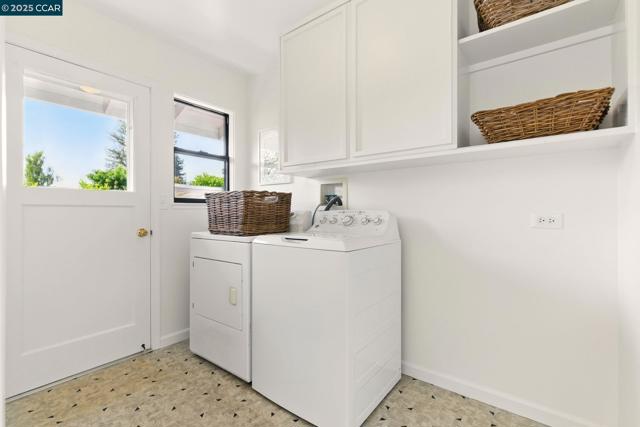 154 Selborne Way, Moraga CA: https://media.crmls.org/mediaz/c0f8910b-eeff-4628-99e6-1b580423a218.jpg