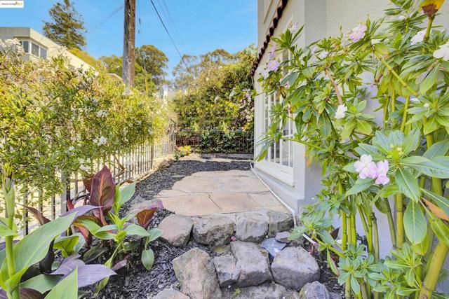 1133 Norwood Ave, Oakland CA: https://media.crmls.org/mediaz/c0f92516-0d18-4a63-adf5-13605f0f6e4f.jpg