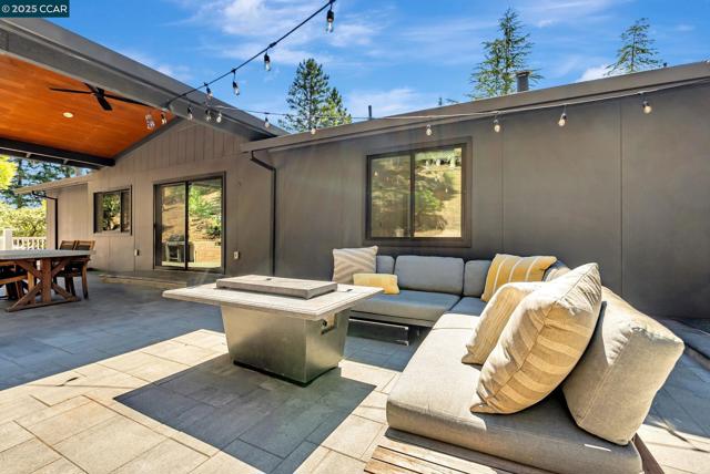 1612 Cervato Cir, Alamo CA: https://media.crmls.org/mediaz/c0f99eb5-4386-44d8-8fcf-d0aea53ebdee.jpg