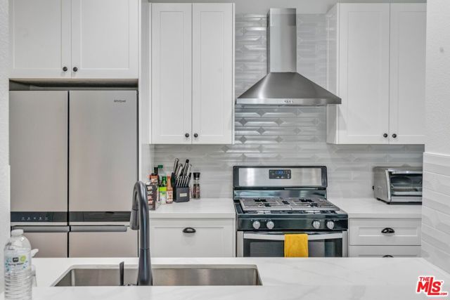 433 E Tamarack Avenue, Inglewood CA: https://media.crmls.org/mediaz/c0f9e3b6-a440-455b-bab2-efc932c78c80.jpg