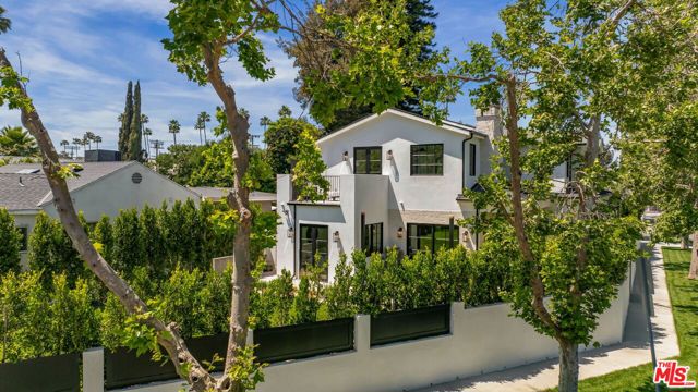 3935 Rhodes Avenue, Studio City CA: https://media.crmls.org/mediaz/c0fa2a18-fc20-4464-95ae-f898533b5237.jpg