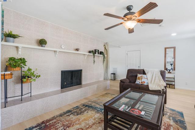 548 Sonoma Ave, Livermore CA: https://media.crmls.org/mediaz/c0fa5744-c0b2-42ea-9ce2-3c909c6eb443.jpg