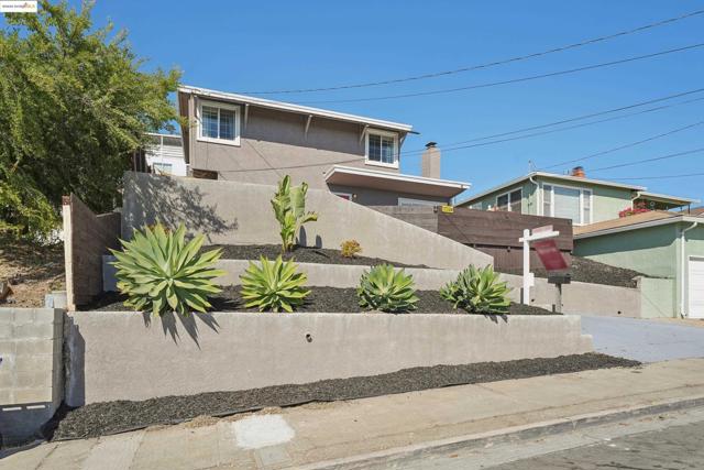 17324 Ehle St, Castro Valley CA: https://media.crmls.org/mediaz/c0fbca7a-9159-4dac-8fcf-ff86801a21a2.jpg