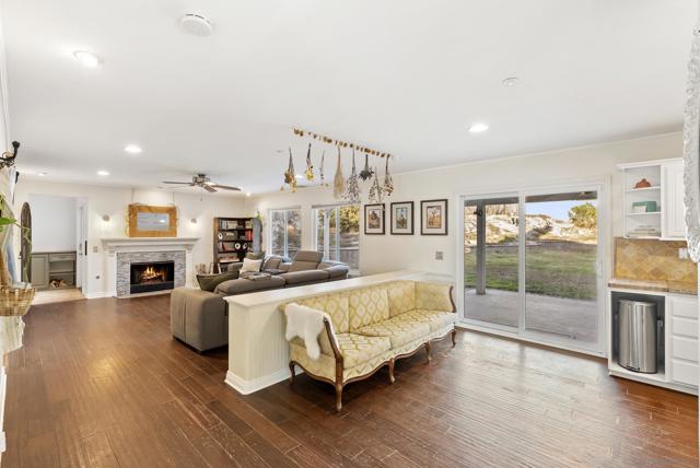 1328 Woodhaven Dr, Oceanside CA: https://media.crmls.org/mediaz/c0fc2d97-a87f-4037-abcd-7010fdbad9f8.jpg