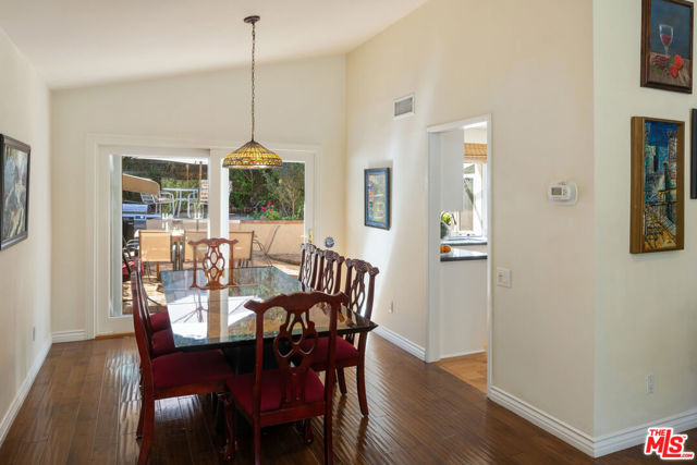 3735 Montuso Place, Encino CA: https://media.crmls.org/mediaz/c0fc30ee-34d4-4c05-a0c6-5e6776322458.jpg
