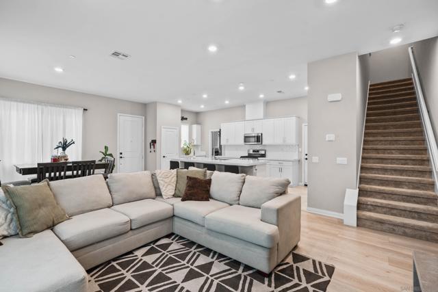 2098 Bluestone Cir, Chula Vista CA: https://media.crmls.org/mediaz/c0fc9c1f-3e3e-4658-a9f9-f93e4b076c62.jpg