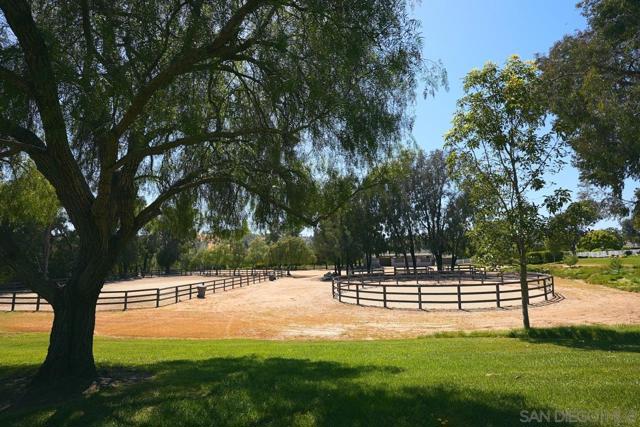 11 Country Glen Rd, Fallbrook CA: https://media.crmls.org/mediaz/c0fcda9b-a9e4-43d8-a361-1966c88c02d3.jpg