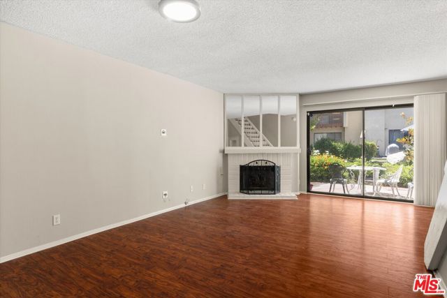 5720 Owensmouth Avenue, Woodland Hills CA: https://media.crmls.org/mediaz/c0fce309-47ae-4657-9cf4-e4ada22609ee.jpg