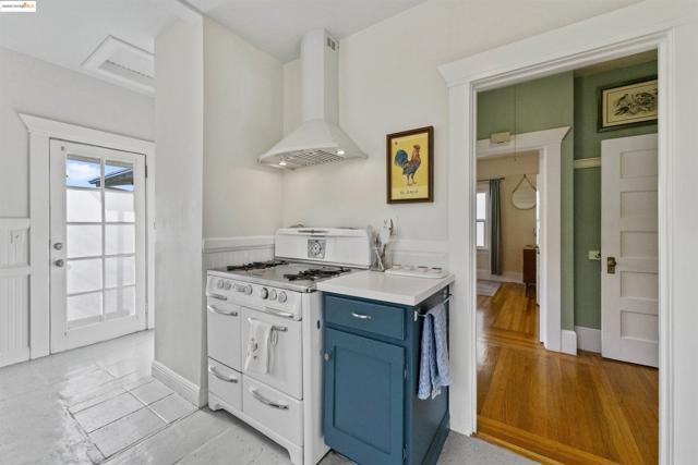 3757 Lincoln Ave, Oakland CA: https://media.crmls.org/mediaz/c0fd2632-4062-4059-93bd-757d21999c3b.jpg