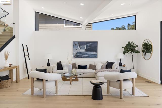 7270 Woodrow Dr, Oakland CA: https://media.crmls.org/mediaz/c0fd7d0b-8fe7-41e2-9ff6-122660fcd3e7.jpg