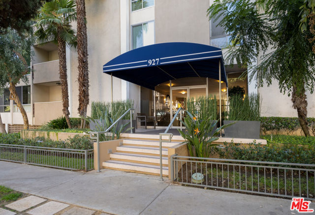 927 N Kings Road, West Hollywood CA: https://media.crmls.org/mediaz/c0fdb4af-9796-409f-b99e-aea1a09a295e.jpg