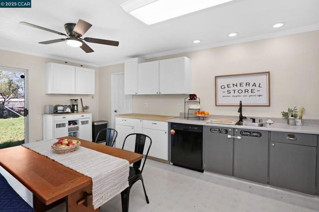 2745 Minert Rd, Concord CA: https://media.crmls.org/mediaz/c0fdcb14-f482-4b1a-94b9-addee0ec737d.jpg
